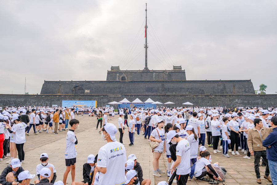 Ngay từ sáng sớm, hàng nghìn học sinh, sinh viên, các thầy cô giáo và phụ huynh đã tập trung trước Quảng trường Ngọ môn để chuẩn bị cho giải chạy. Ngay từ sáng sớm, hàng nghìn học sinh, sinh viên, các thầy cô giáo và phụ huynh đã tập trung trước Quảng trường Ngọ môn để chuẩn bị cho giải chạy.