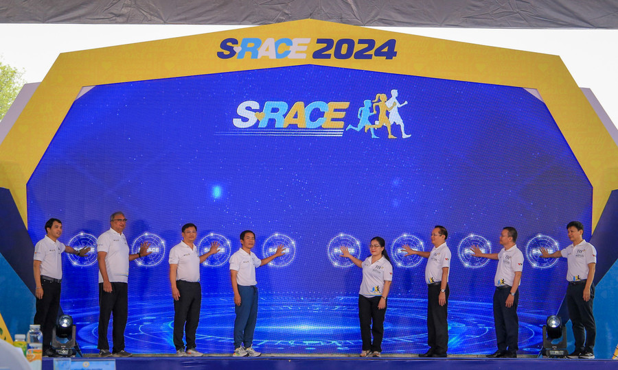 Các đại biểu bấm nút chính thức khởi động Giải chạy S-Race 2024. Các đại biểu bấm nút chính thức khởi động Giải chạy S-Race 2024.