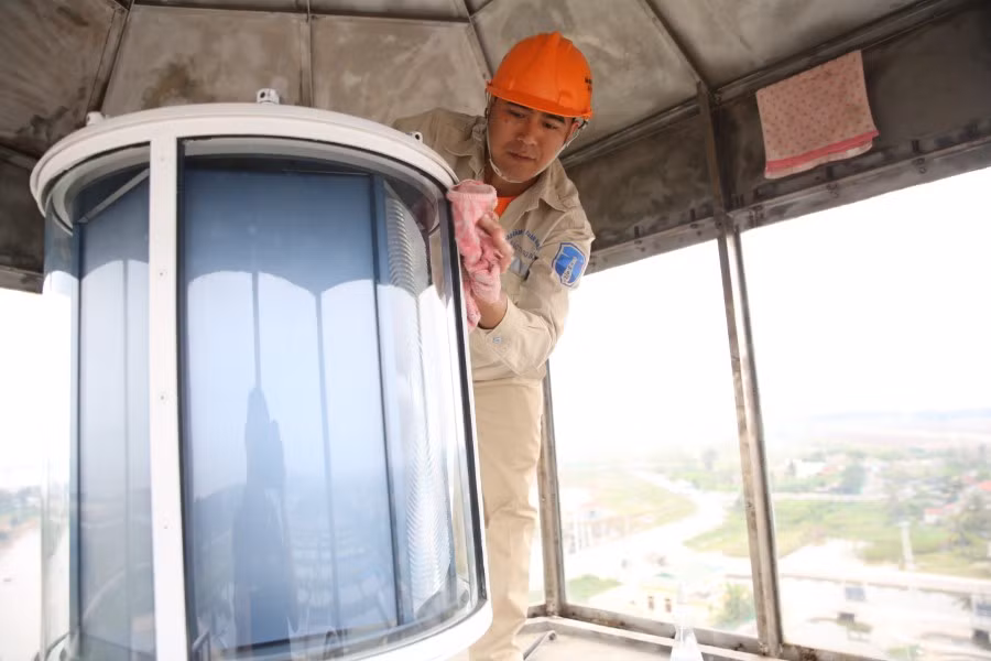 Đèn biển được vệ sinh hàng ngày để bảo đảm độ sáng.
