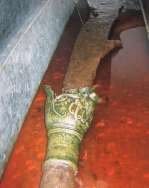 Bảo đao của vua Mạc Thái Tổ tìm thấy tại Xuân Trường (Nam Định) năm 1938.