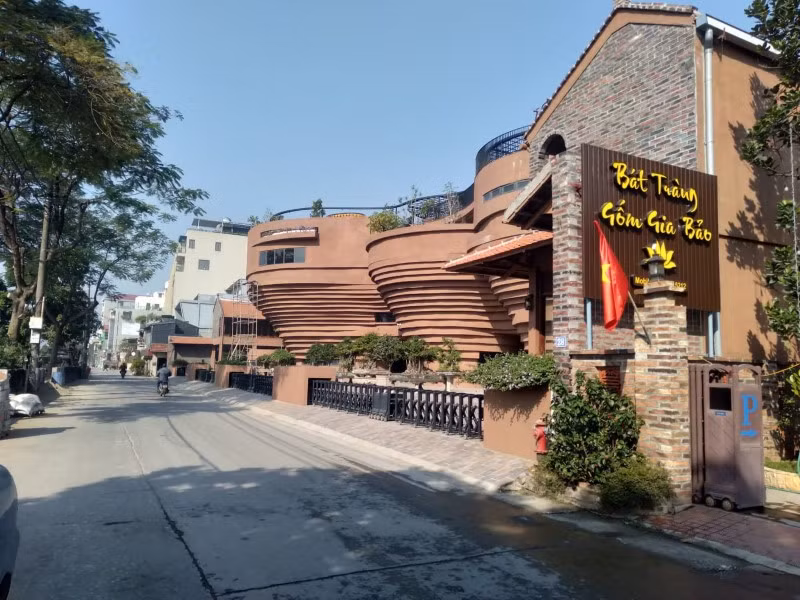 Đường vào làng Bát Tràng.