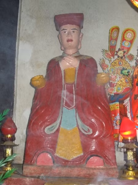 Tượng thờ vua Mạc Mậu Hợp tại chùa Bạch Đa, quận Dương Kinh, Hải Phòng.