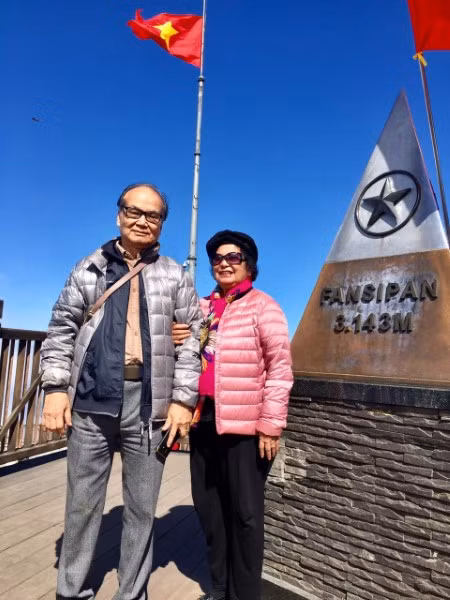 GS Trần Đình Long và vợ trong một chuyến du lịch lên đỉnh Fansipan.