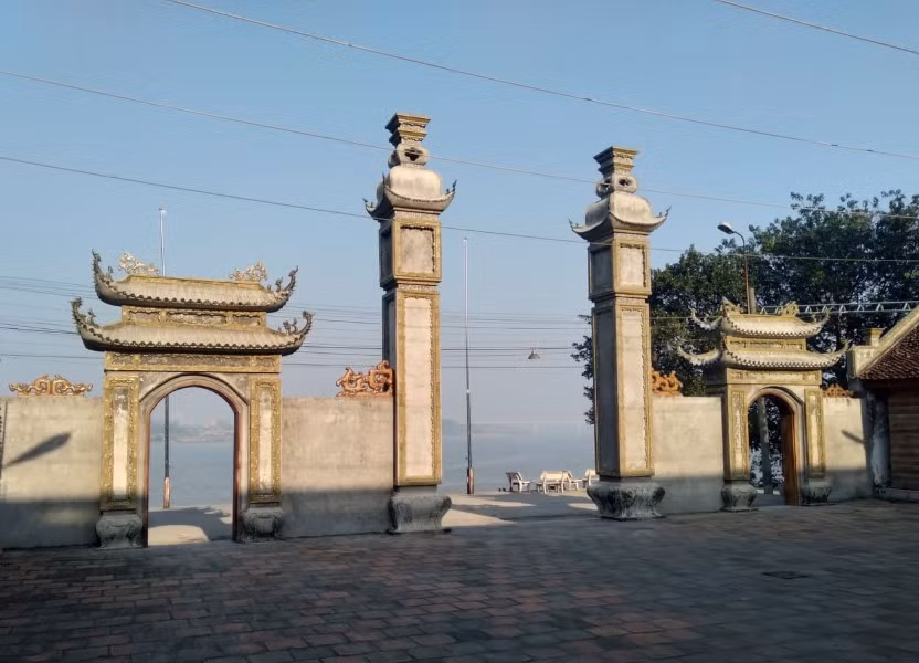 Sông Hồng đoạn chảy trước cửa Đình Bát Tràng.