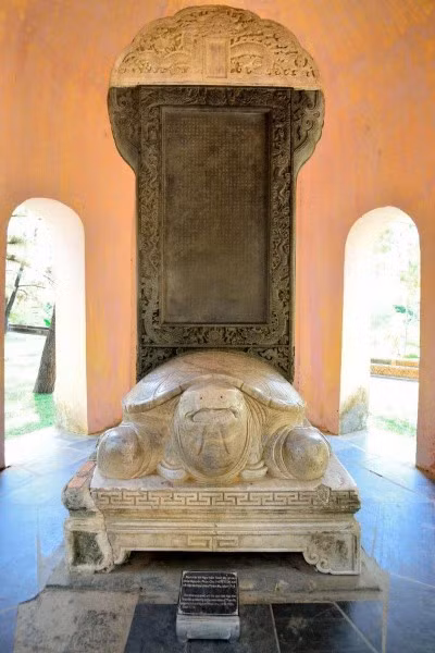 Toàn cảnh bia “Ngự kiến Thiên Mụ Tự” dựng năm 1715.