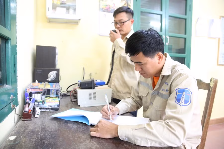 Nhân viên trực ca ghi lịch trình và thông báo về tình hình hoạt động của đèn biển.