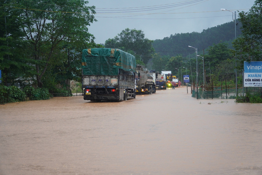 Giao thông ách tắc tại các tuyến đường bị ngập. Giao thông ách tắc tại các tuyến đường bị ngập.