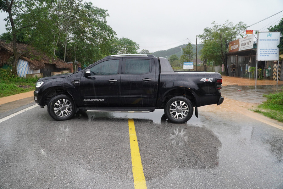 Một số phương tiện phải quay đầu khi đến đoạn đường bị ngập. Một số phương tiện phải quay đầu khi đến đoạn đường bị ngập.