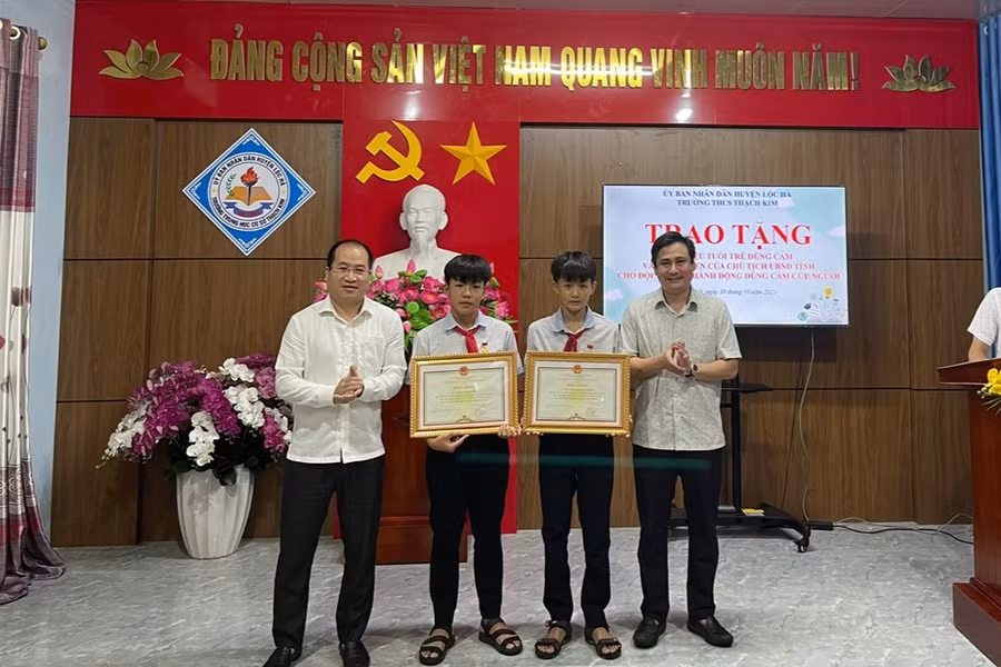 Bí thư Huyện ủy Lộc Hà trao tặng Bằng khen của Chủ tịch UBND tỉnh Hà Tĩnh cho 2 học sinh dũng cảm cứu người.