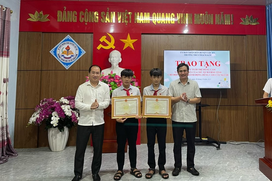 Bí thư Huyện ủy Lộc Hà trao tặng Bằng khen của Chủ tịch UBND tỉnh Hà Tĩnh cho 2 học sinh dũng cảm cứu người. Bí thư Huyện ủy Lộc Hà trao tặng Bằng khen của Chủ tịch UBND tỉnh Hà Tĩnh cho 2 học sinh dũng cảm cứu người.