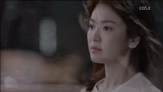 Một trong những bí quyết khiến phim thu hút là sự mạnh mẽ, xuất hiện thần bí và hoành tráng của Song Joong Ki. Có tập phim, anh được trực thăng chiến đấu đến đón trên tầng cao nhất của tòa nhà khi đang hẹn hò. Song Hye Kyo chỉ biết nhìn theo anh đi về nơi xa. Một hình ảnh đẹp về phim ảnh, nhưng khó có thực. Quân lệnh nghiêm ngặt, lịch điều động cũng khắt khe, không thể có trường hợp trực thăng đến đón...một đại úy. Một trong những bí quyết khiến phim thu hút là sự mạnh mẽ, xuất hiện thần bí và hoành tráng của Song Joong Ki. Có tập phim, anh được trực thăng chiến đấu đến đón trên tầng cao nhất của tòa nhà khi đang hẹn hò. Song Hye Kyo chỉ biết nhìn theo anh đi về nơi xa. Một hình ảnh đẹp về phim ảnh, nhưng khó có thực. Quân lệnh nghiêm ngặt, lịch điều động cũng khắt khe, không thể có trường hợp trực thăng đến đón...một đại úy.