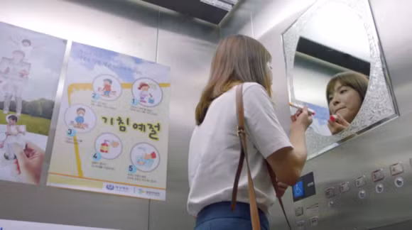 Và đây tiếp tục là một khoảnh khắc cô quảng cáo cho dòng son ba màu của nhãn hàng này. Không ít ý kiến cho rằng bộ phim vẫn chú trọng đến yếu tố thương mại quảng cáo, vô tình làm tình tiết trở nên khiên cưỡng. Và đây tiếp tục là một khoảnh khắc cô quảng cáo cho dòng son ba màu của nhãn hàng này. Không ít ý kiến cho rằng bộ phim vẫn chú trọng đến yếu tố thương mại quảng cáo, vô tình làm tình tiết trở nên khiên cưỡng.