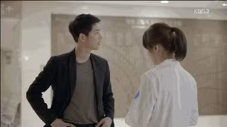 Mô típ yêu và những tình huống ngỡ như đùa là điều thường thấy trong các bộ phim Hàn. Hậu duệ của mặt trời cũng như vậy. Khi hai nhân vật chính gặp nhau, cảnh nam chính tự tay hất điện thoại và sau đó đỡ lấy máy một cách chuyên nghiệp tạo nên cuộc gặp đầy duyên nợ.Hành động này ghi điểm với người xem, nhiều bạn trẻ cố gắng thực hành như một "mốt" mới. Điều đó cũng đủ cho thấy, hiếm khi có chuyện này xảy ra. Mô típ yêu và những tình huống ngỡ như đùa là điều thường thấy trong các bộ phim Hàn. Hậu duệ của mặt trời cũng như vậy. Khi hai nhân vật chính gặp nhau, cảnh nam chính tự tay hất điện thoại và sau đó đỡ lấy máy một cách chuyên nghiệp tạo nên cuộc gặp đầy duyên nợ.Hành động này ghi điểm với người xem, nhiều bạn trẻ cố gắng thực hành như một "mốt" mới. Điều đó cũng đủ cho thấy, hiếm khi có chuyện này xảy ra.