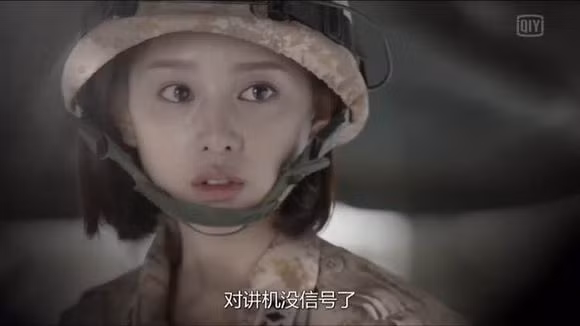 Nhìn hình ảnh này, ai có thể tin rằng cô là một sĩ quan cao cấp của quân đội giữa trận mạc? Nhìn hình ảnh này, ai có thể tin rằng cô là một sĩ quan cao cấp của quân đội giữa trận mạc?