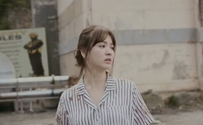 Ngoài đời thực, bạn có thể phải mất hàng tiếng đồng hồ trang điểm và lo sợ phấn son trôi. Nhưng với phim Hàn, dù trong chiến trận, cơ thể dính đày máu, gương mặt vẫn đẹp không tì vết với làn da căng mịn, môi đỏ thanh tao. Ngoài đời thực, bạn có thể phải mất hàng tiếng đồng hồ trang điểm và lo sợ phấn son trôi. Nhưng với phim Hàn, dù trong chiến trận, cơ thể dính đày máu, gương mặt vẫn đẹp không tì vết với làn da căng mịn, môi đỏ thanh tao.