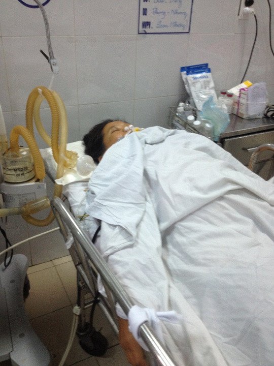 Sau khi mổ gãy chân, một phụ nữ khó qua khỏi ảnh 2 Bà Là đang điều trị tại bệnh viện trong tình trạng nguy kịch Ảnh: Vũ Vân