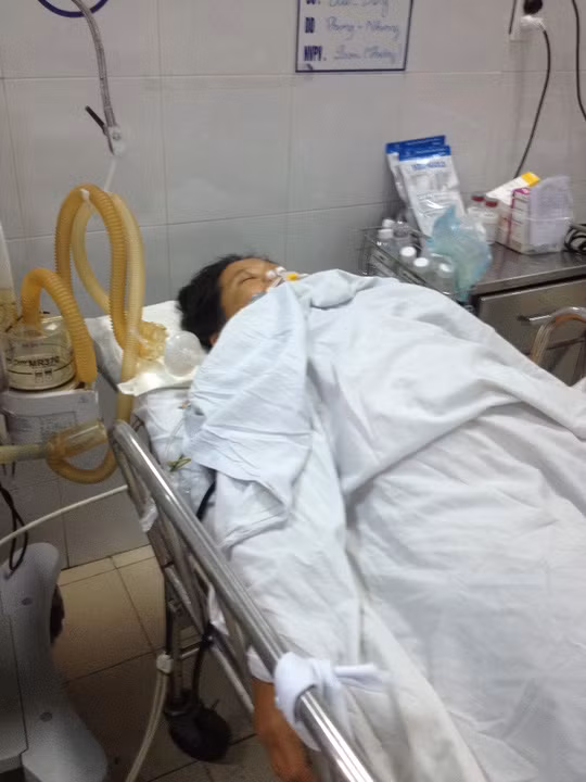  Bà Là đang điều trị tại bệnh viện trong tình trạng nguy kịch Ảnh: Vũ Vân 