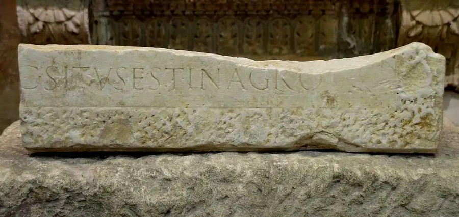 Mảnh còn sót lại của văn bia tưởng niệm Borysthenes từ Alan. Ảnh: Thecollector.com Mảnh còn sót lại của văn bia tưởng niệm Borysthenes từ Alan. Ảnh: Thecollector.com