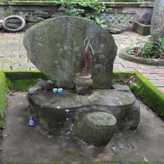 Văn bia do vua Lê sai khắc ghi nhận công lao của Hoàng giáp Lê Bật Tứ.