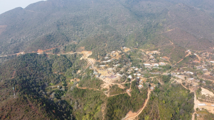 Vẻ đẹp của những nếp nhà nằm lấp ló giữa rừng hoa Sơn Tra. Vẻ đẹp của những nếp nhà nằm lấp ló giữa rừng hoa Sơn Tra.