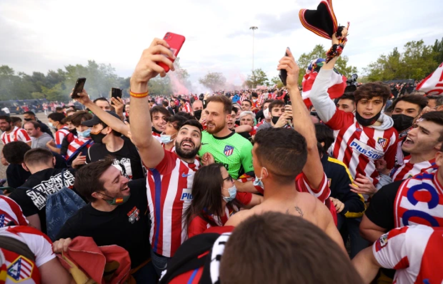 Cổ động viên Atletico Madrid đổ ra đường mừng đội nhà vô địch La Liga.