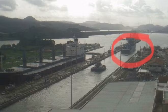 Tàu chiến Nga bị giữ lại trong vùng lãnh hải Panama.