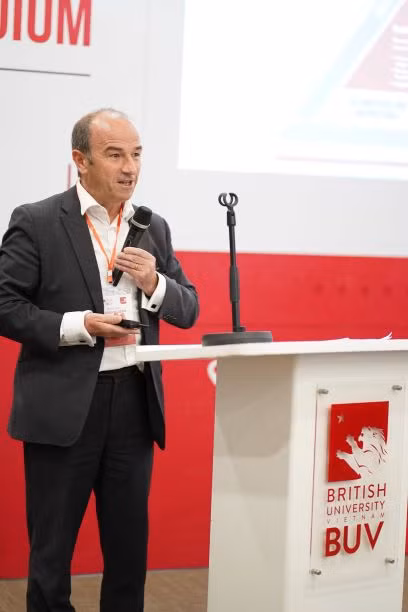 GS. Ieuan Ellis chia sẻ tại hội thảo