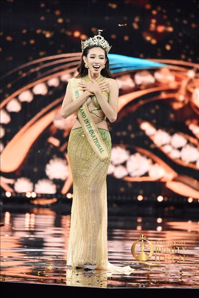 Nguyễn Thúc Thùy Tiên trở thành Hoa hậu Hòa bình quốc tế 2021.