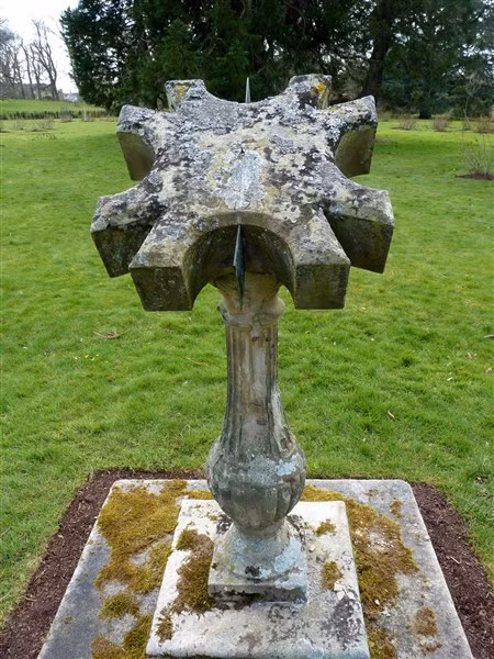 Đồng hồ Mặt trời tại Dumfries House, Scotland.