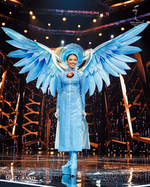 Cô gái sinh năm 1998 đã mang vinh quang về cho Việt Nam trên đấu trường nhan sắc quốc tế.