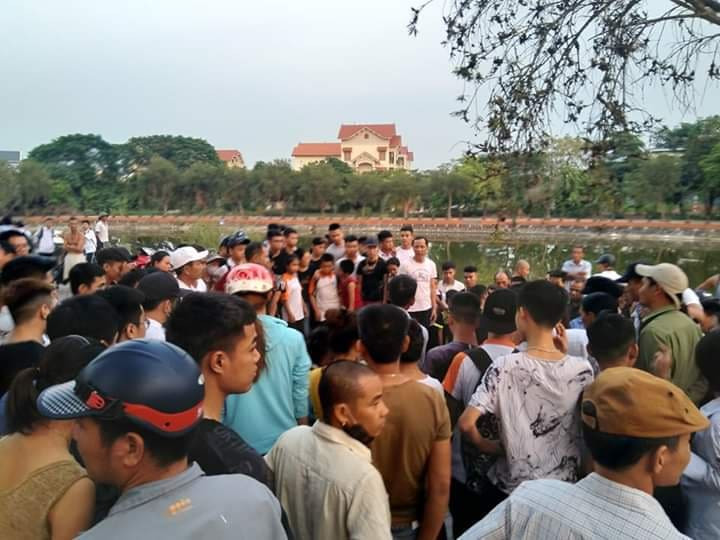 Hai học sinh trượt ngã xuông nước và không biết bơi. Hai học sinh trượt ngã xuông nước và không biết bơi.
