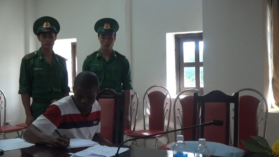 Đối tượng Ekene Etemba quốc tịch Nigeria bị bắt cùng 4kg ma túy đá. Đối tượng Ekene Etemba quốc tịch Nigeria bị bắt cùng 4kg ma túy đá.