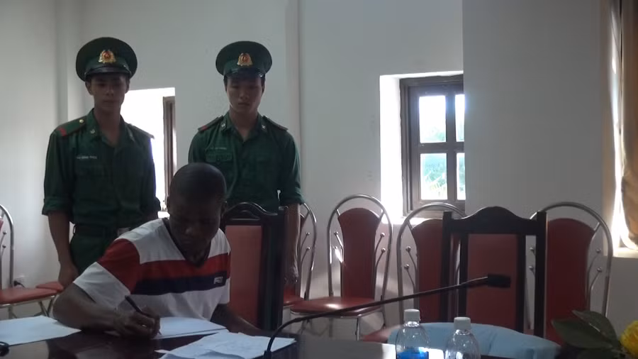 Đối tượng Ekene Etemba quốc tịch Nigeria bị bắt cùng 4kg ma túy đá.