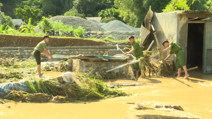 Chiến sĩ Công an huyện Yên Minh giúp dân dọn dẹp sau mưa lũ