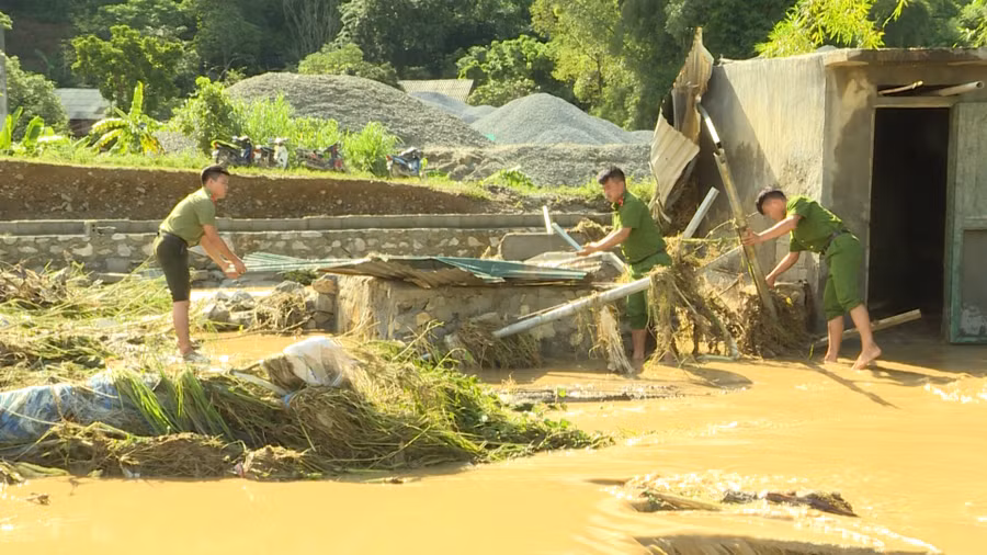 Chiến sĩ Công an huyện Yên Minh giúp dân dọn dẹp sau mưa lũ