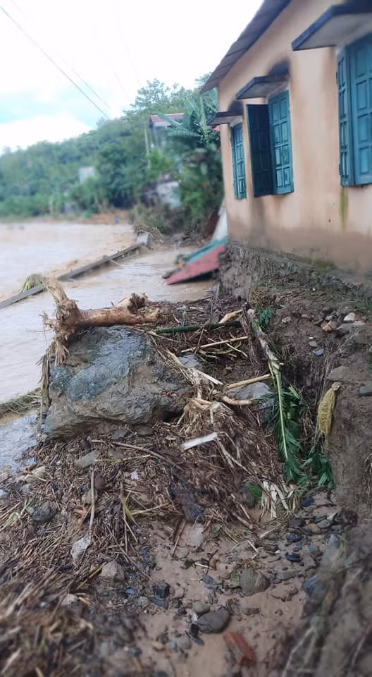 Mưa gây ngập đổ trường học.