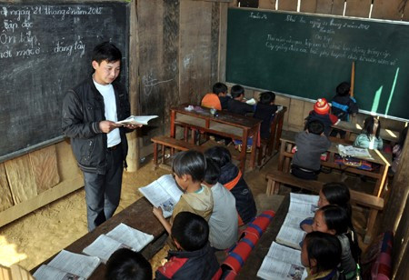 Tập huấn thường xuyên cho GV đang giảng dạy cho HS DT Tập huấn thường xuyên cho GV đang giảng dạy cho HS DT