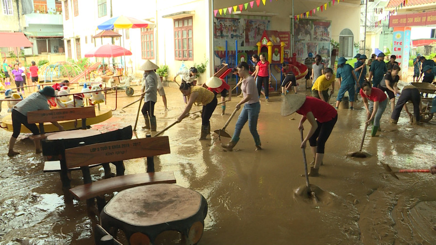 Các lực lượng cùng hỗ trợ nhà trường dọn dẹp.