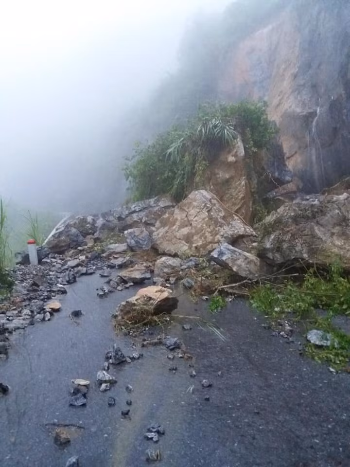 HS của hơn 10 điểm trường vẫn nghỉ học do đường sá chưa liên thông.