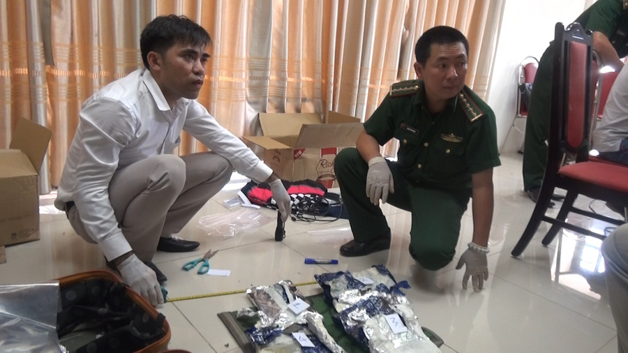 Đồn Biên phòng CKQT Lao Bảo và Phòng kĩ thuật hình sự (Công an tỉnh Quảng Trị) giám định số ma túy thu giữ. Đồn Biên phòng CKQT Lao Bảo và Phòng kĩ thuật hình sự (Công an tỉnh Quảng Trị) giám định số ma túy thu giữ.