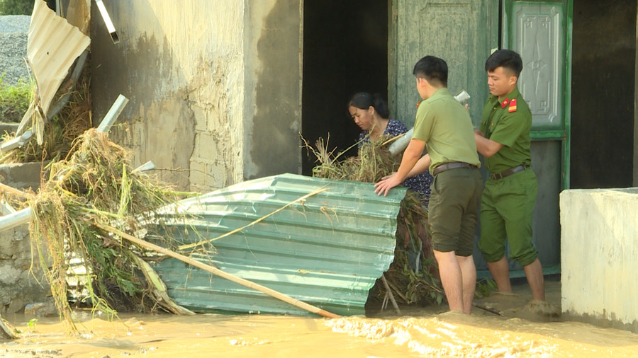 Khắc phục hậu quả thiên tai cùng nhân dân.