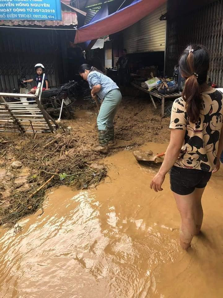 Người dân khắc phục dọn dẹp sau mưa lớn. Người dân khắc phục dọn dẹp sau mưa lớn.