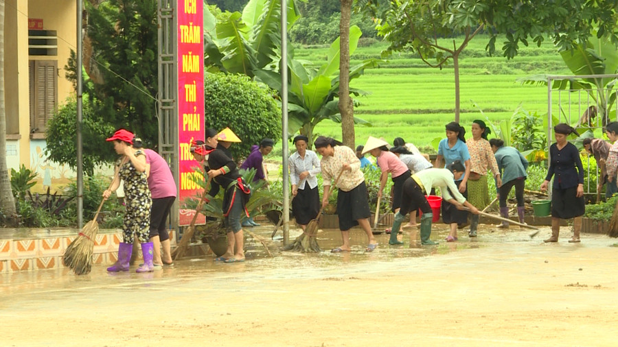 Nhân dân cùng hỗ trợ dọn dẹp.