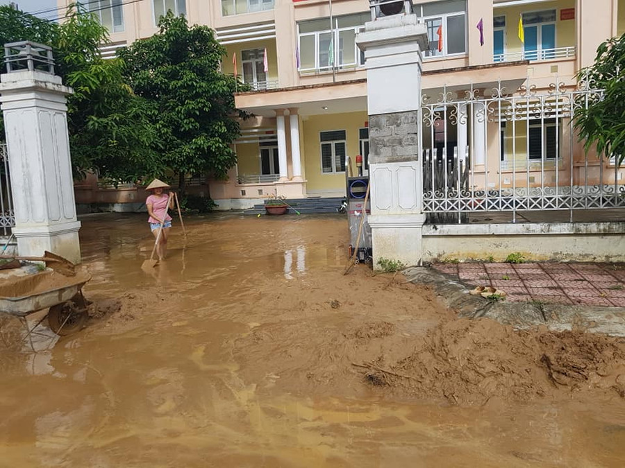 Công tác khắc phục mưa lũ đang diễn ra khẩn trương tại các cơ quan, đơn vị bị ảnh hưởng.