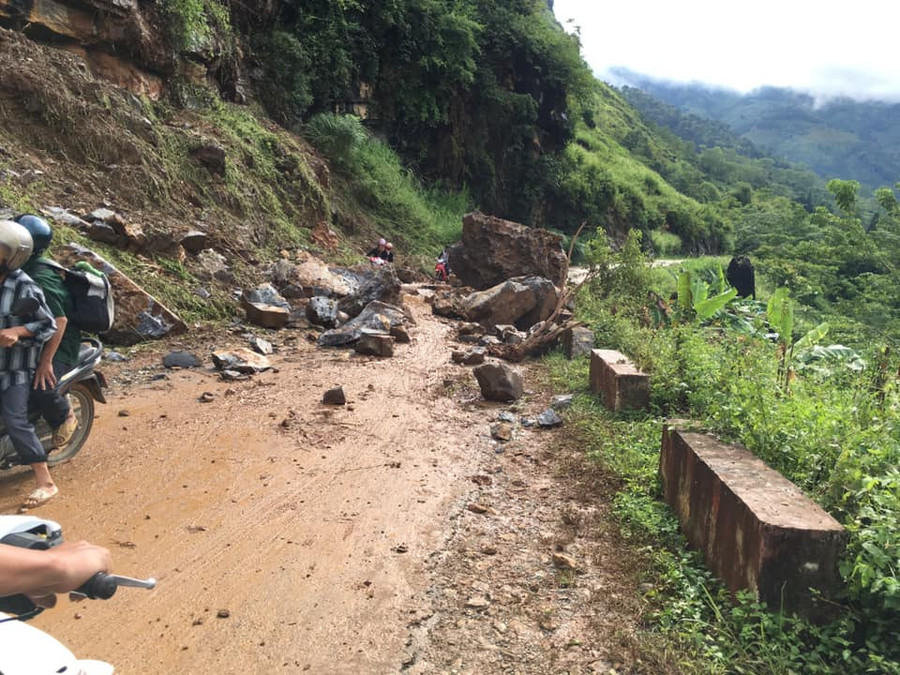 Nhiều điểm trường bị chia cắt, HS chưa thể đến lớp do đường giao thông sạt lở.