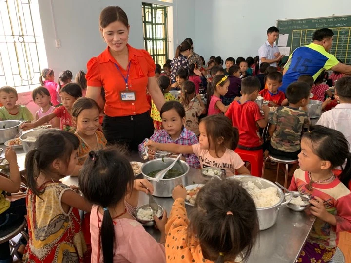 Nâng cao tinh thần trách nhiệm của CBQL,GV trong công tác nội trú, bán trú. 