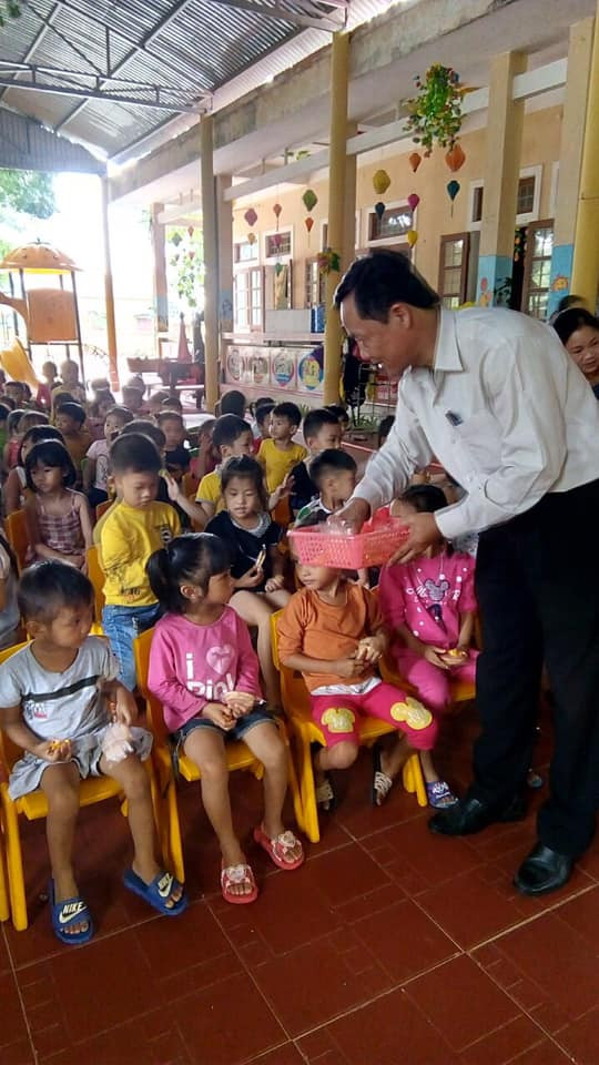 Ông Nguyễn Thanh Quang - Chủ tịch CĐ ngành GD&ĐT Quảng Trị trao quà cho HS. Ông Nguyễn Thanh Quang - Chủ tịch CĐ ngành GD&ĐT Quảng Trị trao quà cho HS.