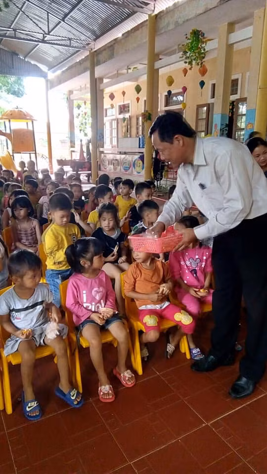 Ông Nguyễn Thanh Quang - Chủ tịch CĐ ngành GD&ĐT Quảng Trị trao quà cho HS.