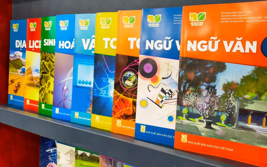 Không để năm học mới thiếu, “sốt” sách giáo khoa