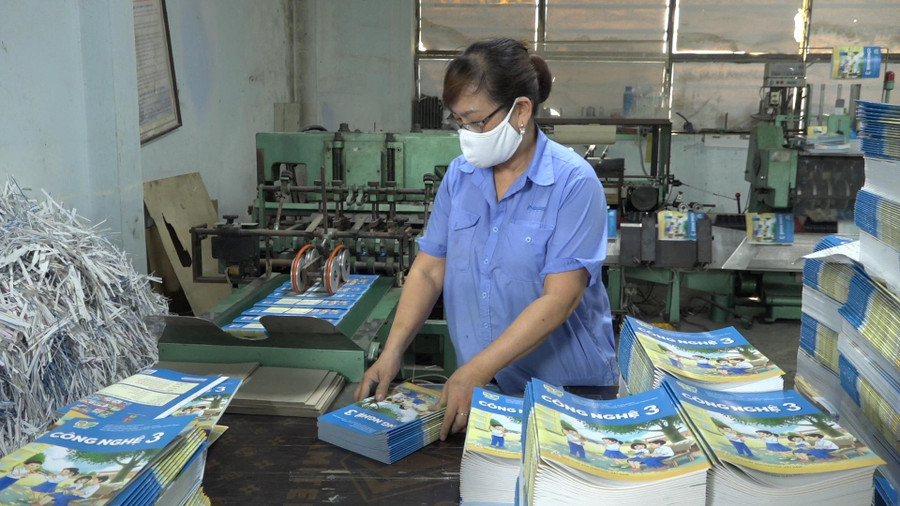 Công tác in ấn... sách giáo khoa. Công tác in ấn... sách giáo khoa.